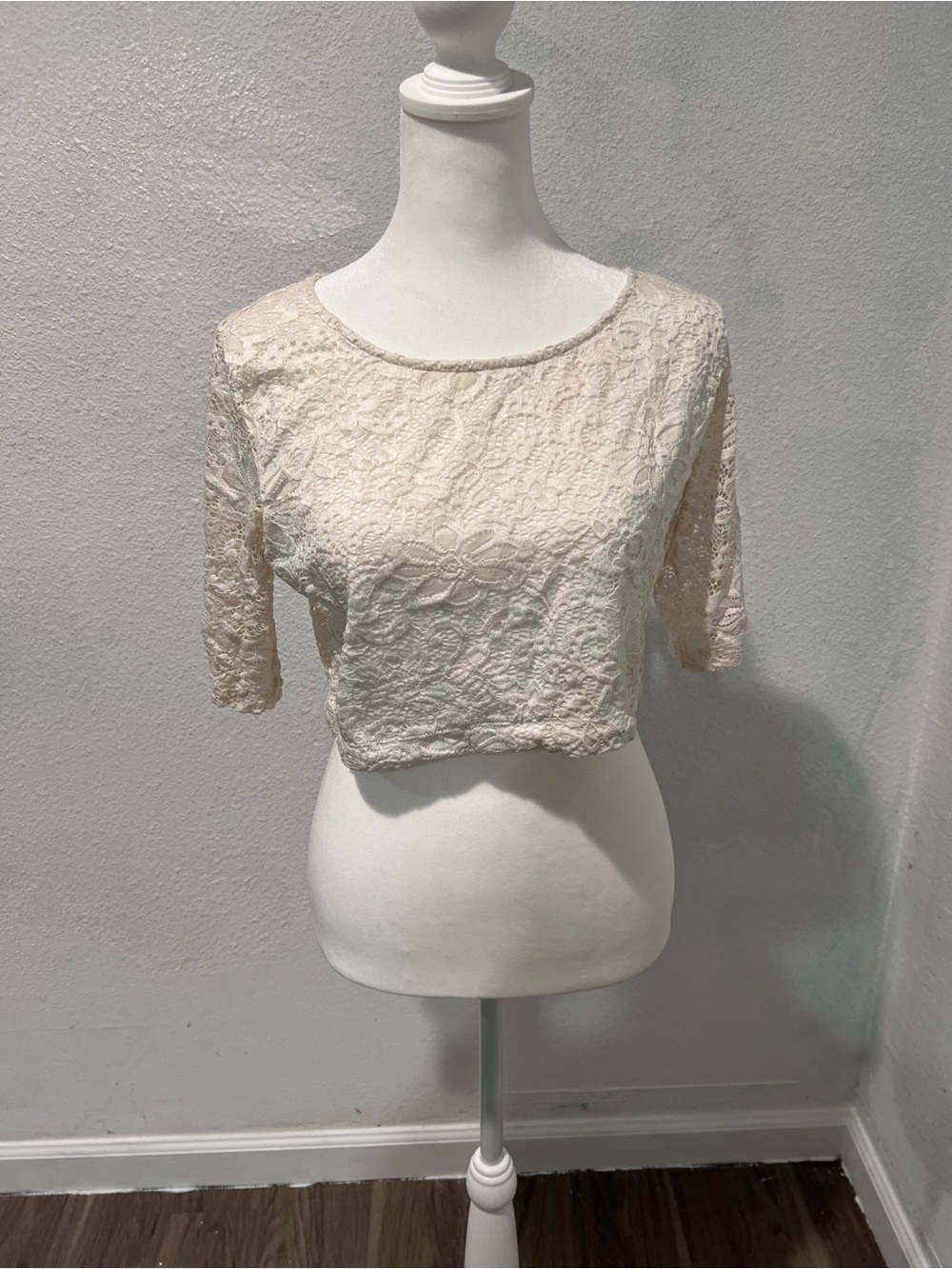 H&M Cream Lace Cropped Scoop-Neck Top